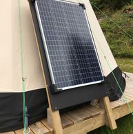 Solcellepanel utenfor teltet