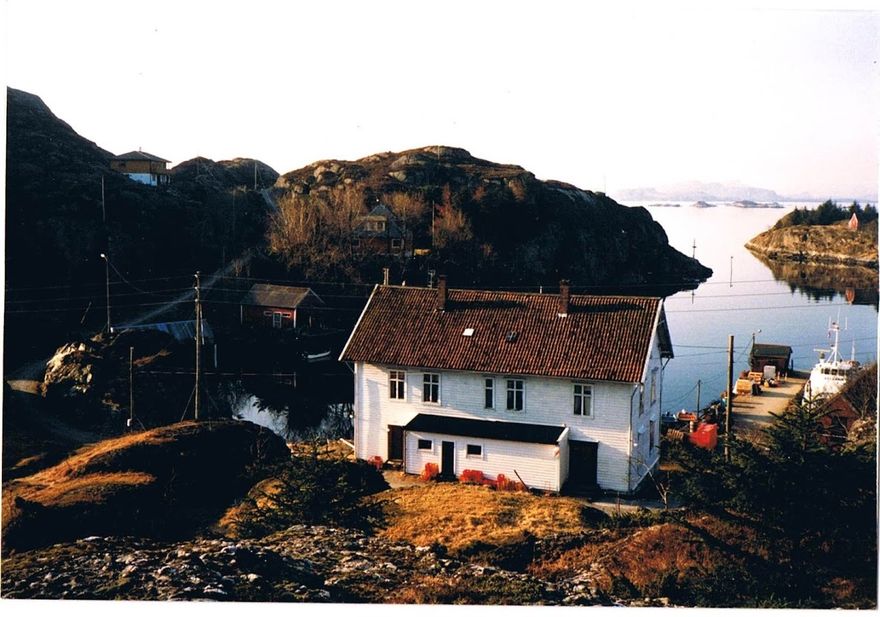 Gamlehuset - nytt tak. Bildet viser den gamle taksteinen på baksiden av huset.