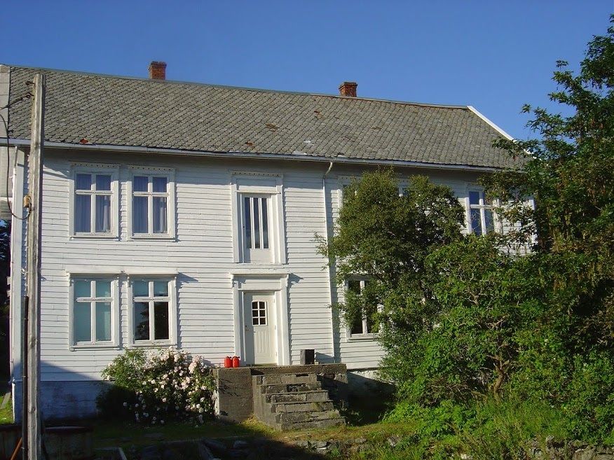 Gamlehuset - Nytt tak. Bildet viser det gamle skifertaket på framsiden.