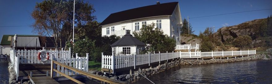 Hagen med gamlehuset i bakgrunnen.