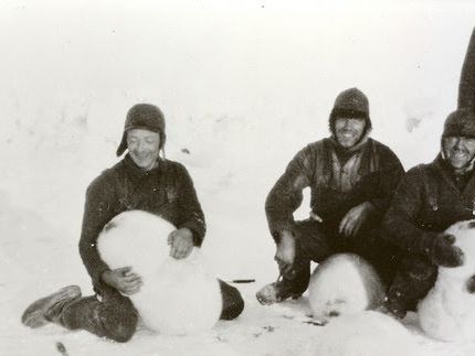 Mannskapet på en av Jan Hess sine båter i Vestisen med kvitunger.