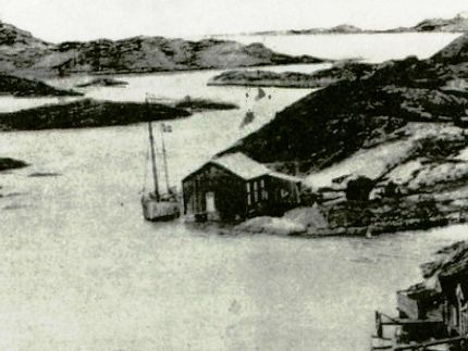 Gården Refsøen. Georg Balchen Hess rev det gamle herskapshuset etter familien Busch og bygde det staselige Sveitserhuset i 1888. Bildet er hentet fra postkort datert 1910.
