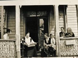 Familiehygge på altanen foran gamlehuset. Bildet er antakelig fra omkring 1910.