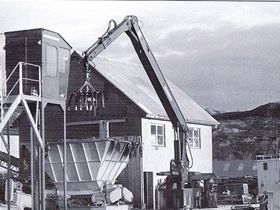 Lossing av tare ved anlegget på Buskøy på 1970 tallet.