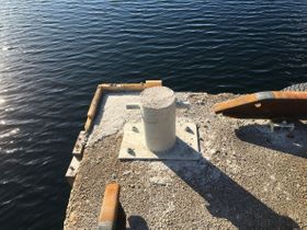 Reparasjon av kaia, montering av nye pollerter.